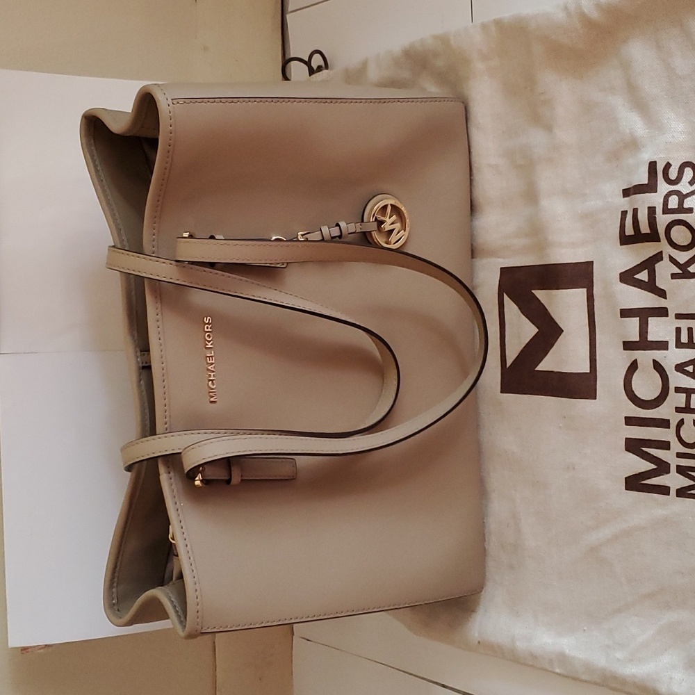 🤩New authentic Mikael kors jer set travel handbag